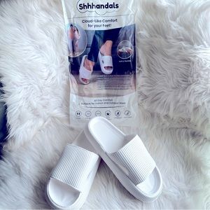 Shhhandals unisex M 7-77.5/ W 9-9.5
